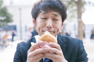 【画像】男さん(34)、GWにマクド食べながら咽び泣いてしまう・・・・・