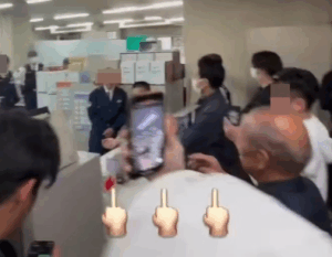 【動画】例の神奈川ストーカー殺人の遺族、警察署に大勢で押しかけ言いたいことをぶちまける