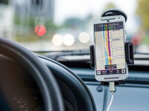 【悲報】警察「スマホをホルダーに固定してカーナビ代わりにしてるドライバーいるがこれは明確な違反！！」