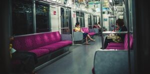 【画像】女さん「電車でここに座られると嬉しいし気持ちいいｗ」