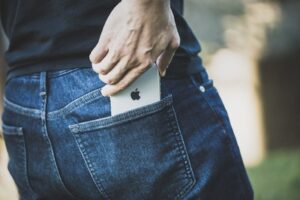 【悲報】iPhone買ってるやつの理由「もう引き下がれない」だけwww